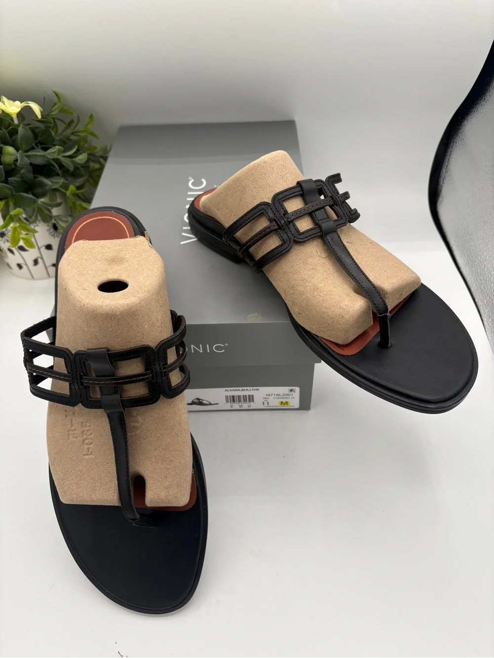 Vionic Black Leather Thong Sandals Size 11